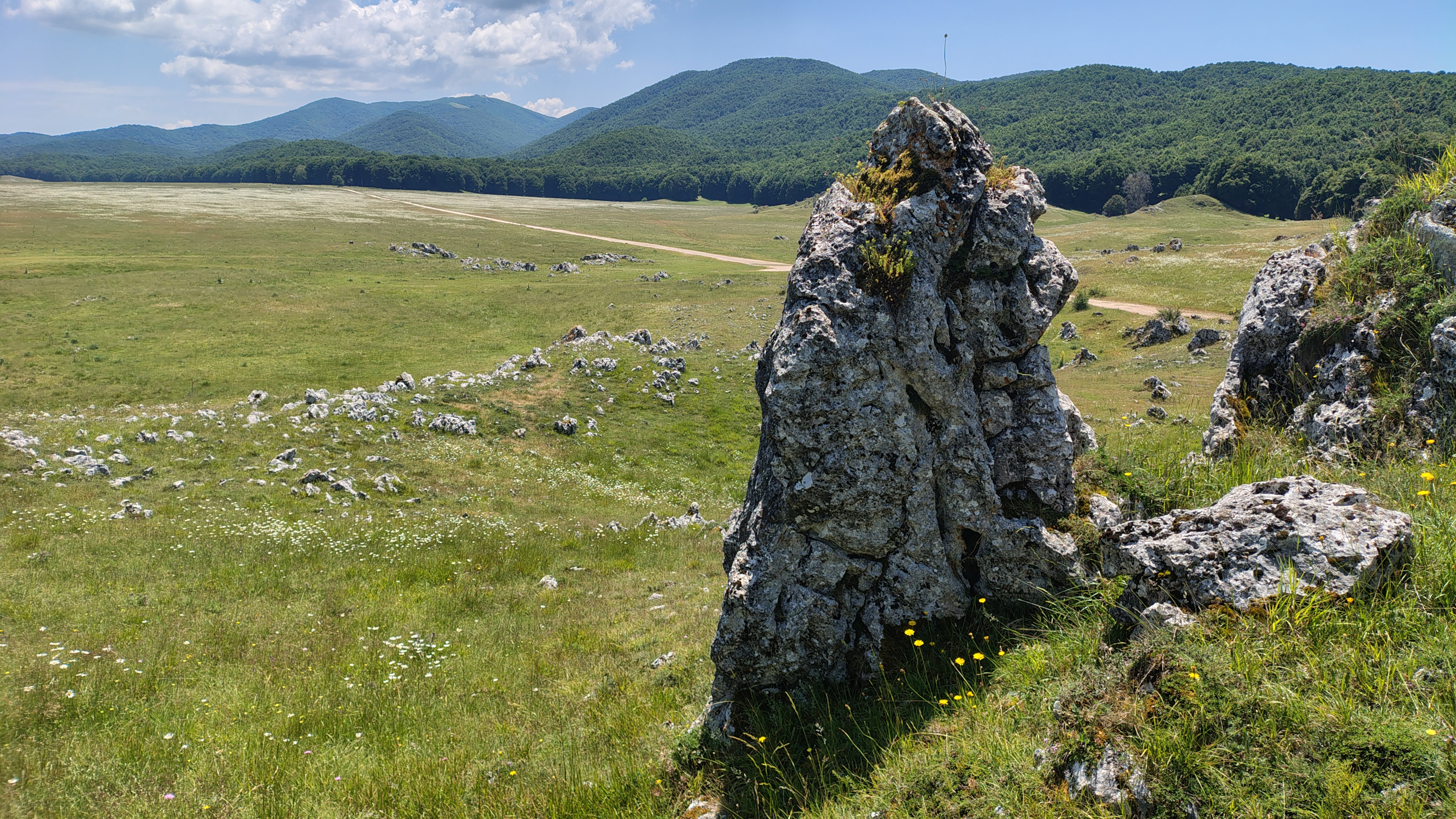 Vista panoramica con al centro la strada protagonista di tanti inseguimenti alla diligenza.
